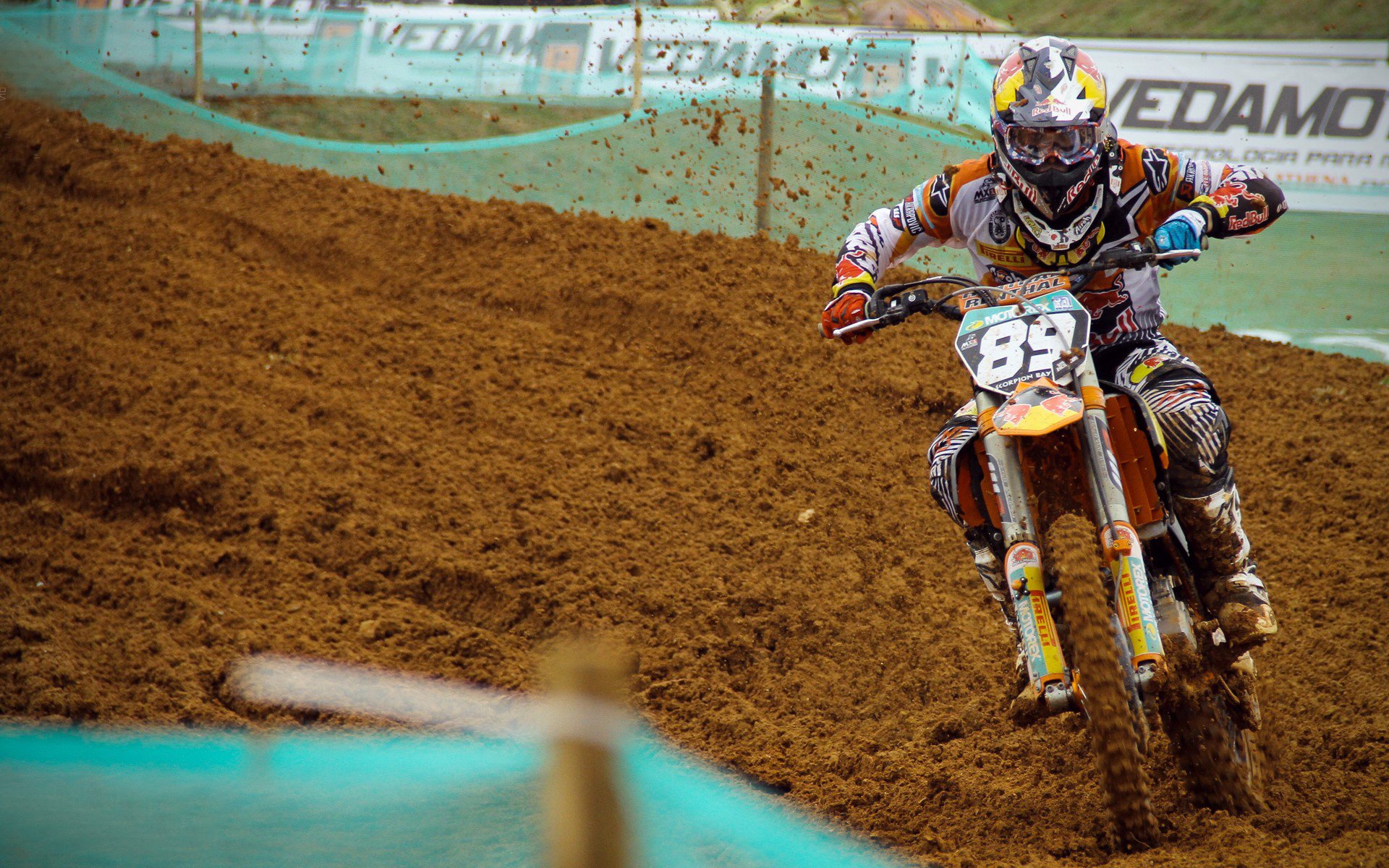 “中国足球协会推动职业联赛标准化”，中国足球协会会标