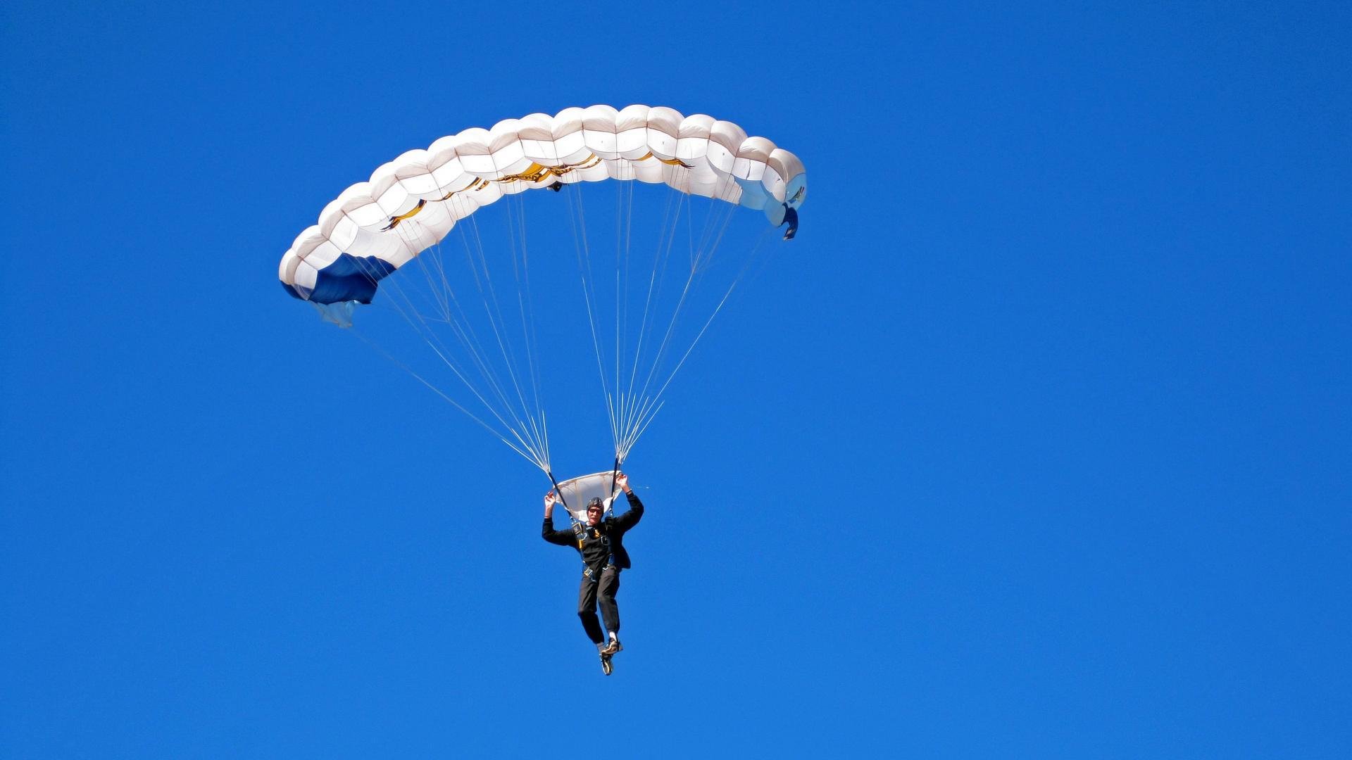 西甲：皇马客场逆转巴萨，榜首之争引发轩然大波，西超杯皇马vs巴萨